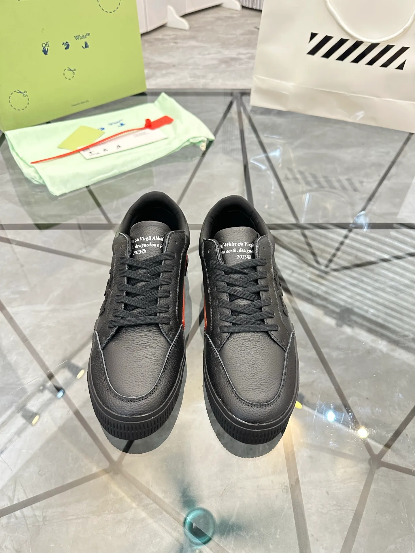 Selling men's shoes 💰: 💰P440¥ Product trademark: OFF WHITE *"OFF WHITE*" low-top casual shoes Regular size: 35-45 (can be customized to 46) Couple style Product material: imported cowhide upper, breathable lining, original outsole. No.: H203